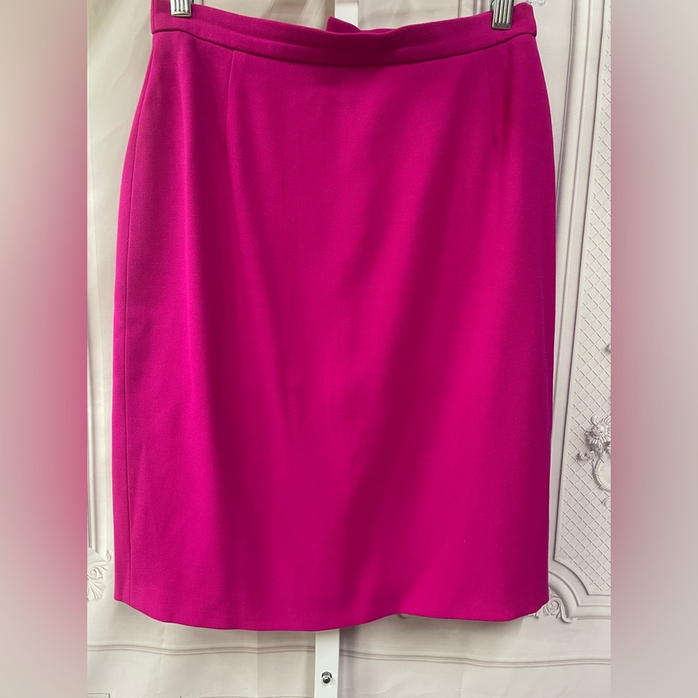 Escada Fuchsia Pencil Skirt Wool Sz 36 approx Small back ruffles Barbiecore